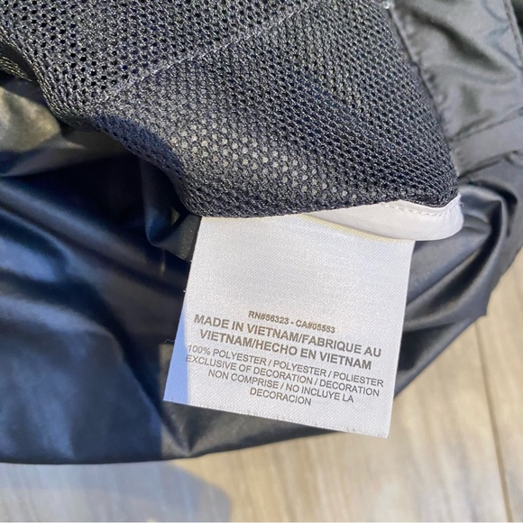 Nike Women's Cropped Windbreaker Jacket with monochromatic colours - Picture 14 of 14